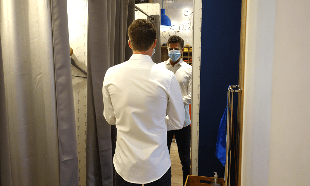 Clientes mascarados na boutique The Nines